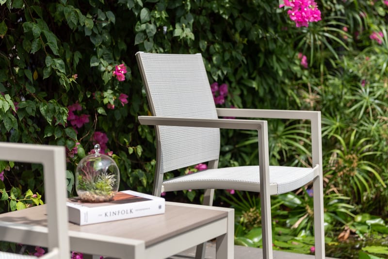 Utomhusset Urbanite sidobord 50 + 2 carverstolar - ljusgrå - Utemöbler - Balkong - Balkongmöbler - Balkonggrupp & balkongset