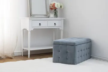 Michigan Dynbo| 42|72|40 cm - Grå - Möbler - Stolar & fåtöljer - Pall & puff - Fotpall - Chesterfield fotpall