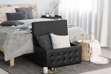 Michigan Dynbo| 42|72|40 cm - Svart - Möbler - Stolar & fåtöljer - Pall & puff - Fotpall - Chesterfield fotpall