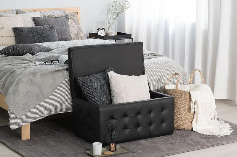 Michigan Dynbo| 42|72|40 cm - Svart - Möbler - Stolar & fåtöljer - Pall & puff - Fotpall - Chesterfield fotpall