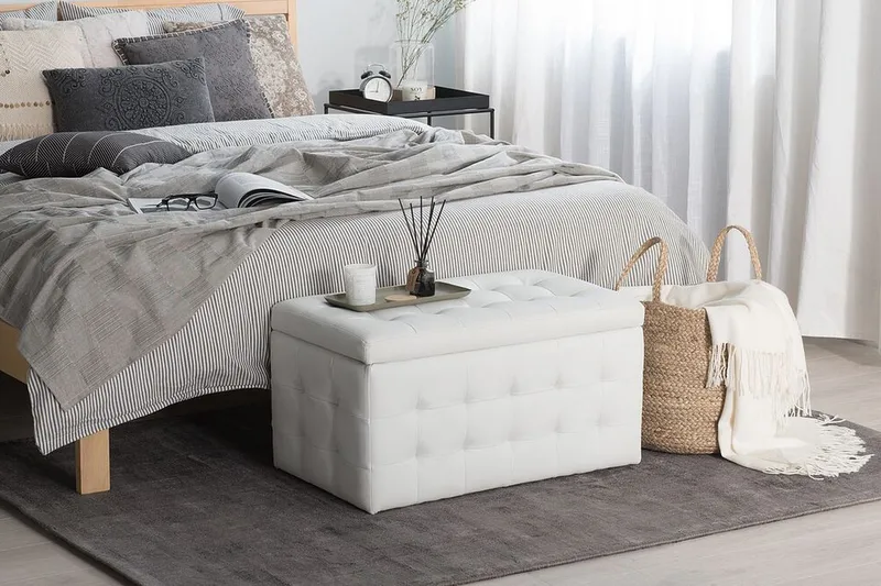 Michigan Förvaringslåda |42|72|40 cm - Vit - Möbler - Stolar & fåtöljer - Pall & puff - Fotpall - Chesterfield fotpall