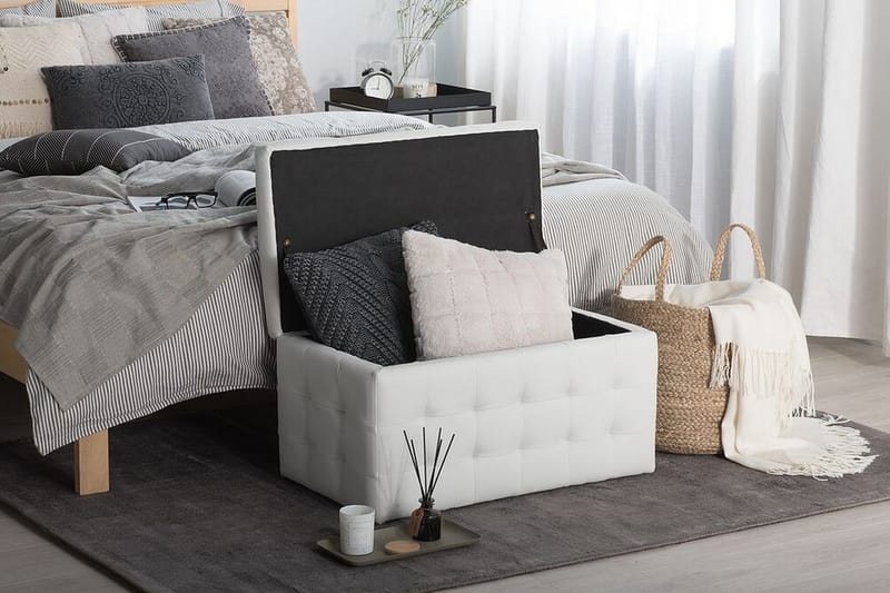 Michigan Förvaringslåda |42|72|40 cm - Vit - Möbler - Stolar & fåtöljer - Pall & puff - Fotpall - Chesterfield fotpall