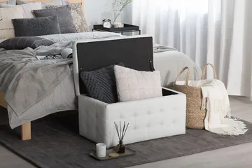 Michigan Förvaringslåda |42|72|40 cm - Vit - Möbler - Stolar & fåtöljer - Pall & puff - Fotpall - Chesterfield fotpall