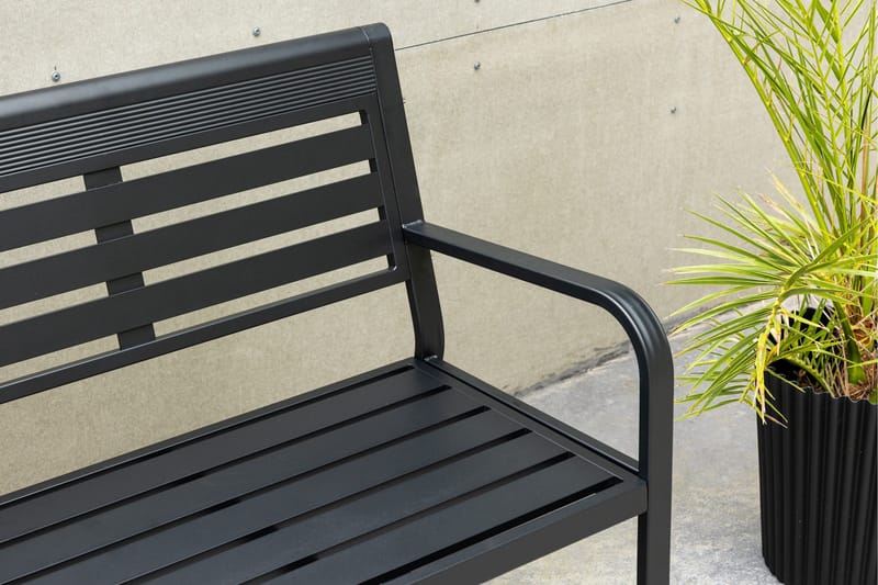Elvas Utebänk - Svart - Utemöbler - Utesoffa - Trädgårdsbänk & utebänk