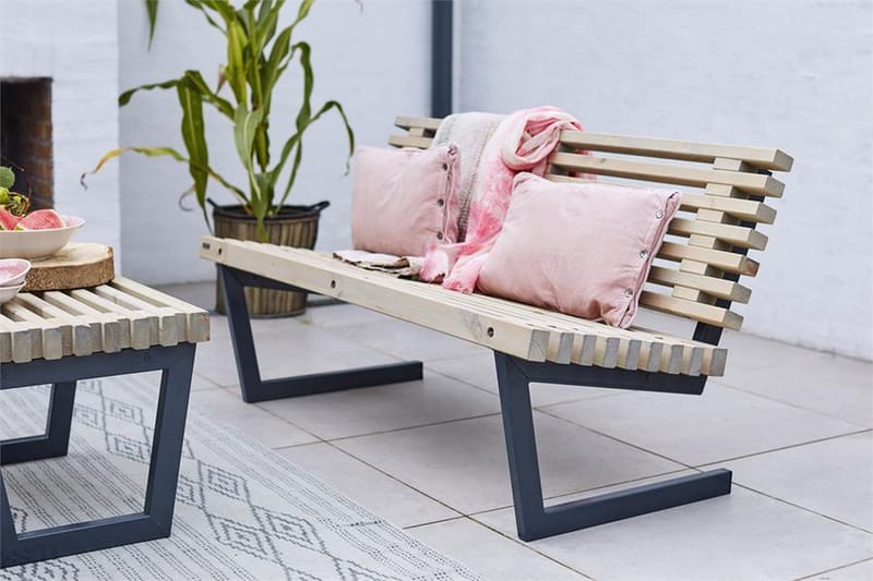 PLUS Siesta Utesoffa 138 cm - Trä/Svart - Utemöbler - Utesoffa - Trädgårdsbänk & utebänk