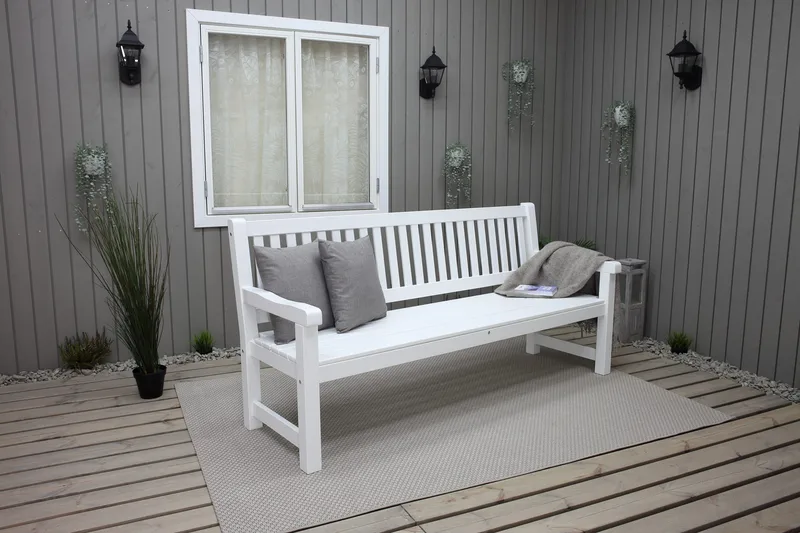 Rimforsa Trädgårdssoffa - Vitlaserad Furu - Utemöbler - Utesoffa - Trädgårdssoffa