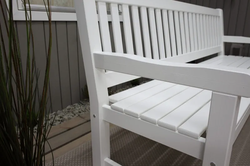 Rimforsa Trädgårdssoffa - Vitlaserad Furu - Utemöbler - Utesoffa - Trädgårdssoffa