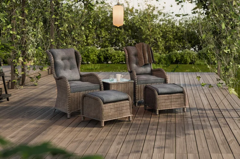 Marcus Caféset med 2 Öronlappsfåtöljer med Fotpall m Dyna - Grå - Utemöbler - Balkong - Balkongmöbler - Balkonggrupp & balkongset