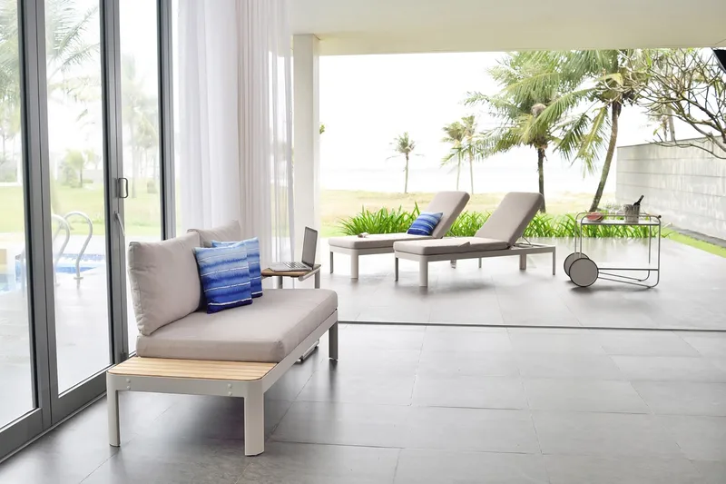 Portals Solsängset med Dyna - Vit/Trä - Utemöbler - Utestol & trädgårdsstol - Solsäng & Solvagnar