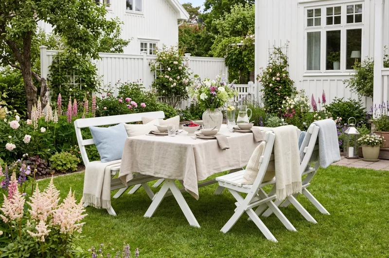 Landet Utomhus matgrupp 118x70x74 cm med soffa och 2 klappstolar - Vit - Utemöbler - Utegrupp - Matgrupp utomhus