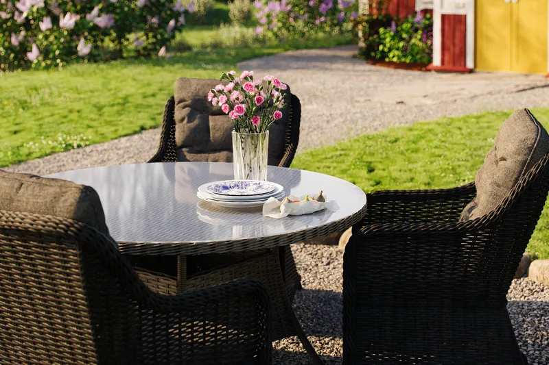 Marcus Matgrupp 140 Rund + 4 Fåtöljer m Dyna - Svart - Utemöbler - Utegrupp - Matgrupp utomhus