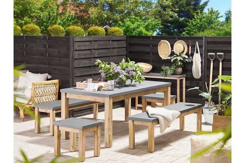 Trädgårdsset av Utebord 2 Bänkar Utomhus och 2 Utestolar OSTUNI - Grå - Utemöbler - Utegrupp - Matgrupp utomhus